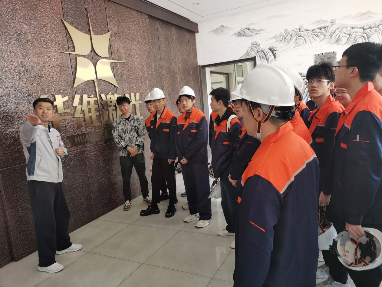 Los maestros y estudiantes de la Universidad Tecnológica de Shenyang visitaron Huawei Laser Equipment Manufacturing Co., Ltd.