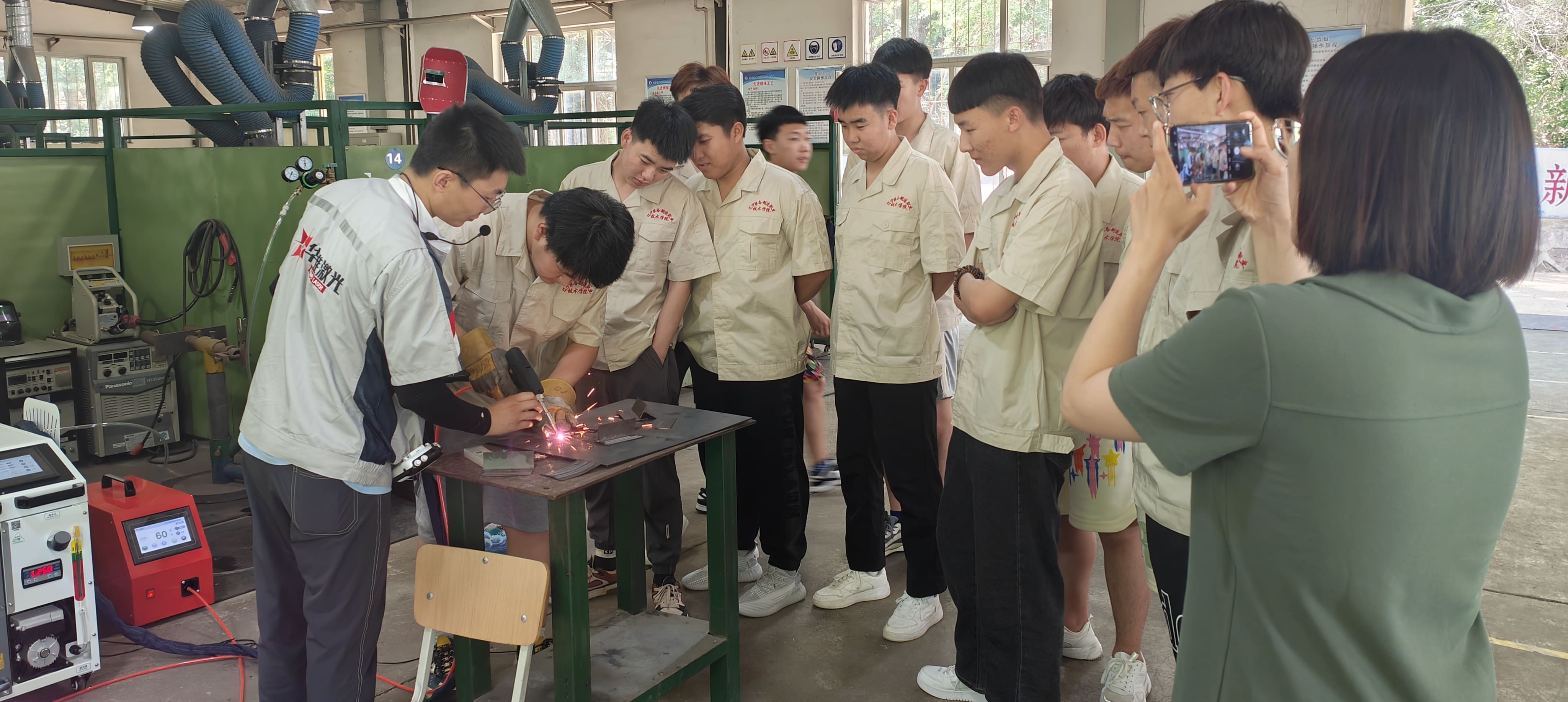 El soldador de mano 1500W de Huawei Laser aumenta el entrenamiento de habilidades en Liaoning Tech College